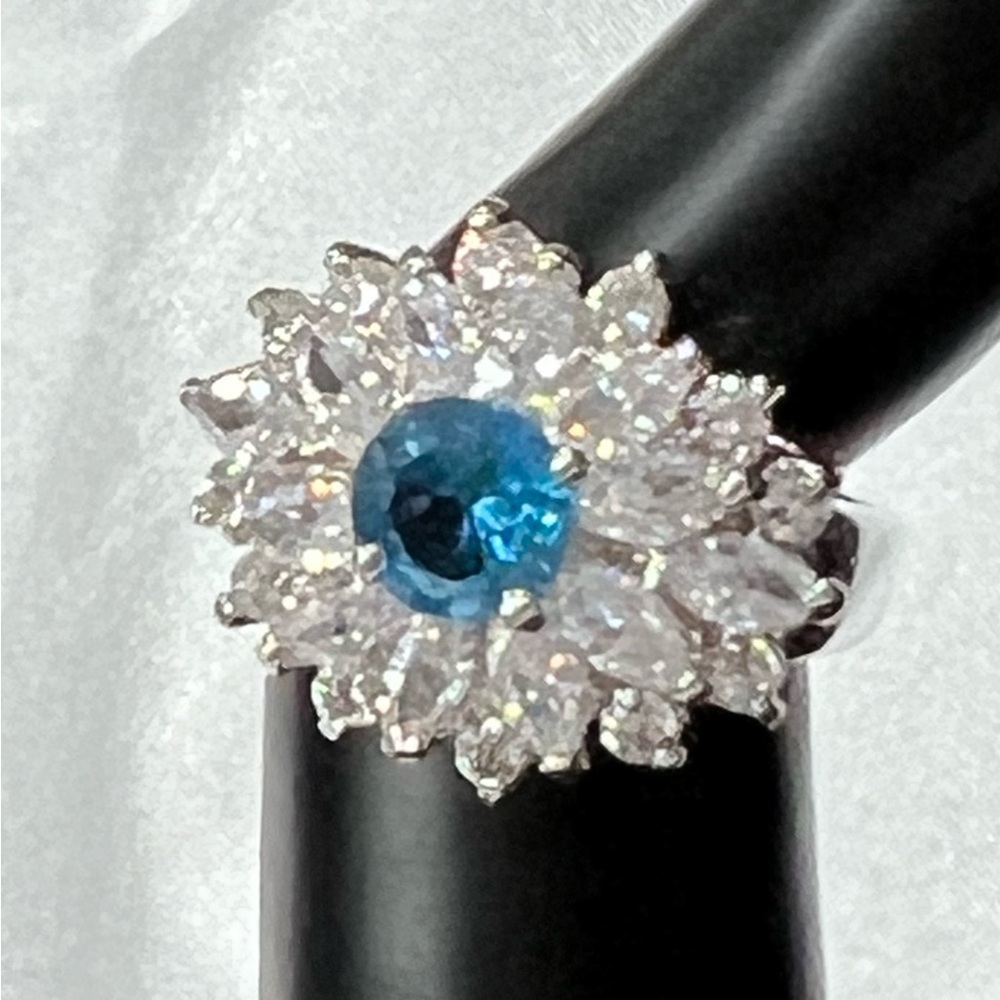 SWAROVSKI ELEMENTS Elegant Silver and Blue Crystal Ring SIZE 6
